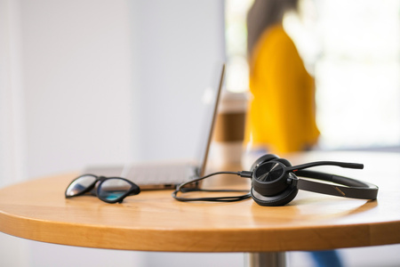 Słuchawki Voyager 4320 USB-C/BT700 + stojak do